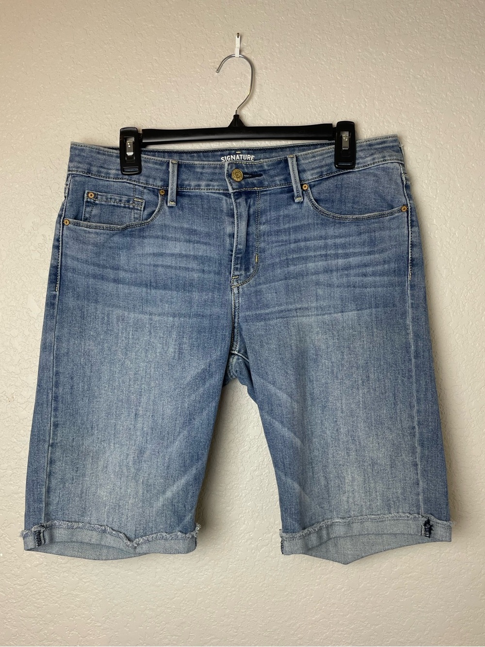 Signature Levi’s Light Wash Modern Skinny Denim Longer Length Size 31